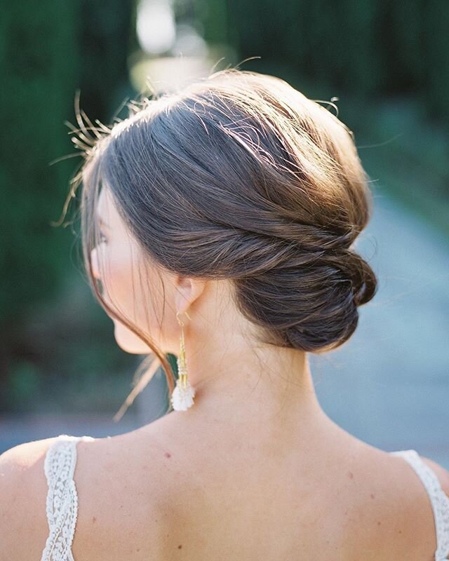 Romantic bridal updo💫

Design and Styling | @blushingjoyevents
Photography | @katrinakimphoto
Venue | @greystonemansionbh
Floral Design | @plainjaneposy
Makeup and Hair | @jinjuthamakeup
Stationery | @jackiechendesign
Model | @newmarkmodels
Ring | @