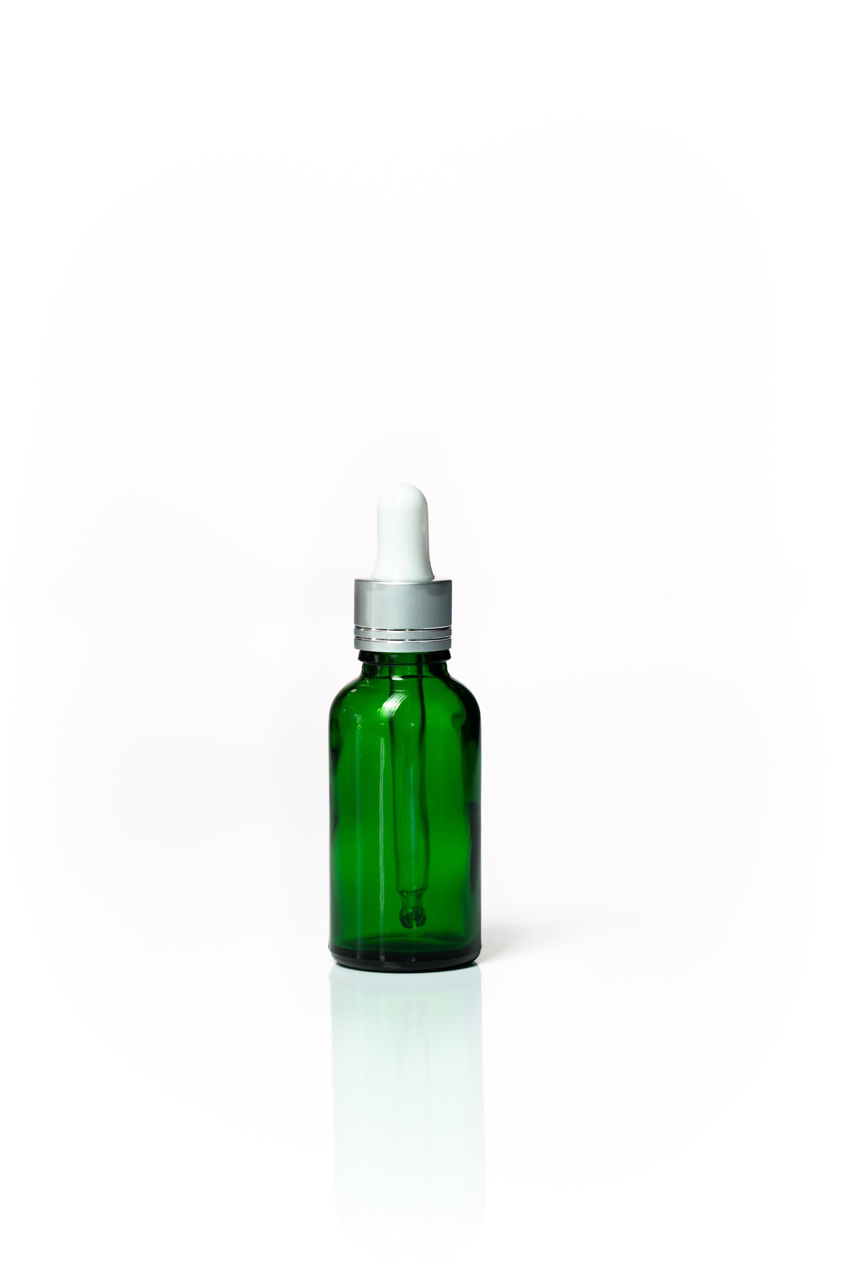 30ml Green Glass bottle with silver dropper 4480 x 6720.jpeg