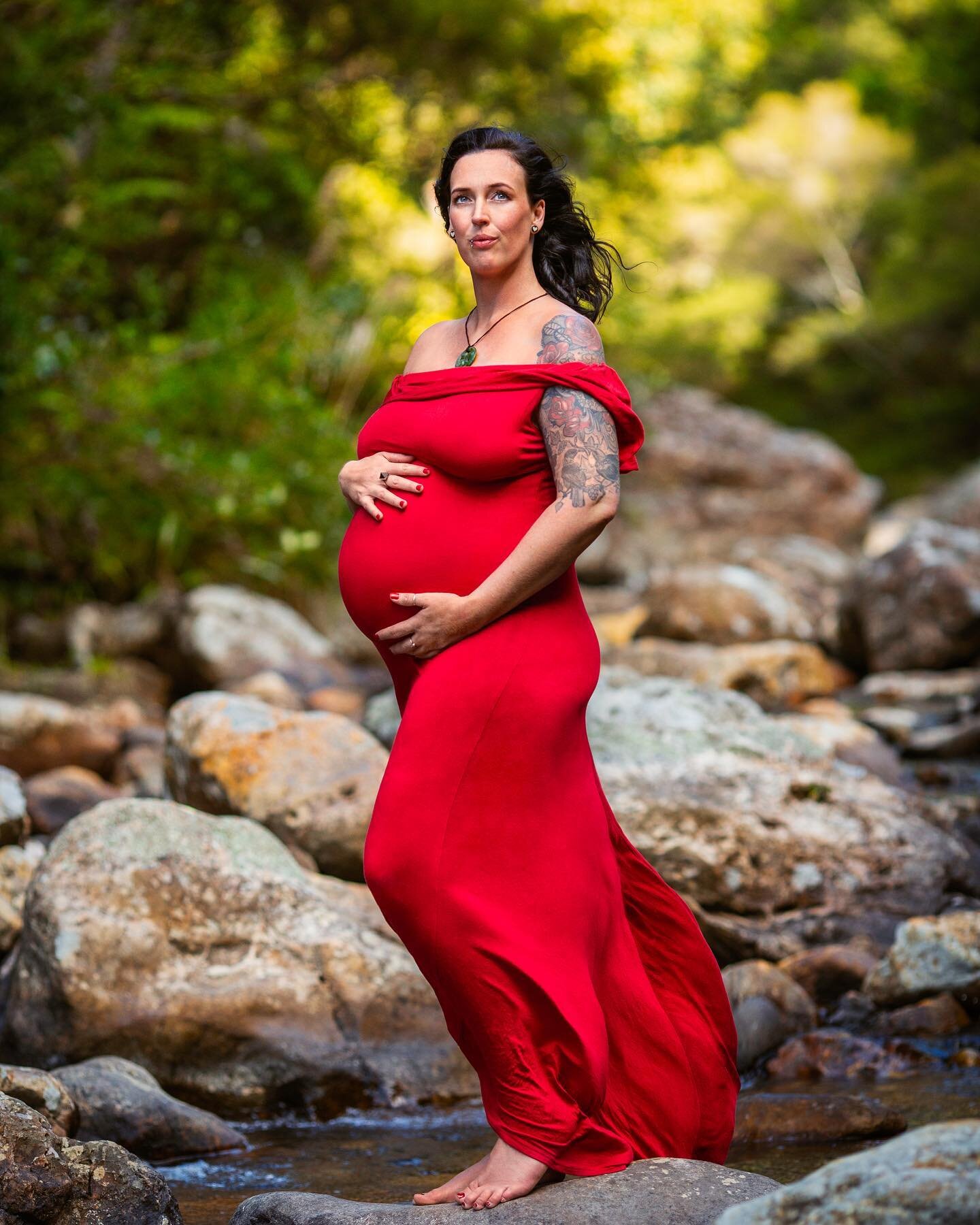 A real-life Aphrodite ❤️ Meet Leah, she is an inspirational example of integrity, and one of the most wonderful women you could ever hope to meet... and pretty soon, she&rsquo;s going to be a mama. 🧡💛💚
#chasinglightnz #nzfineartphotography #coroma