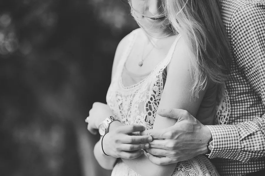 engagement pictures in a field
