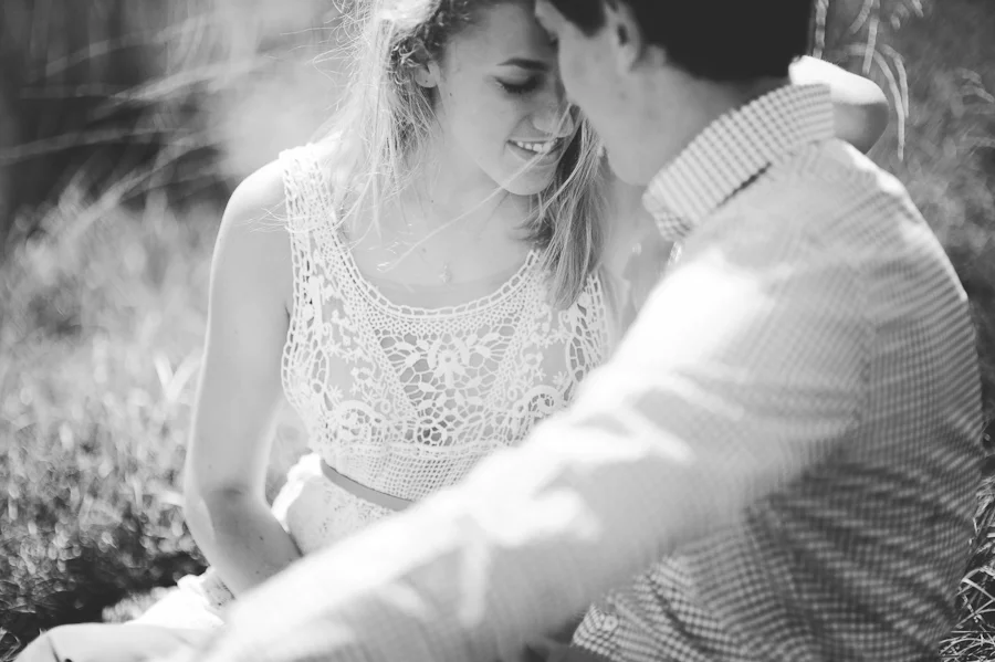 engagement pictures in a field