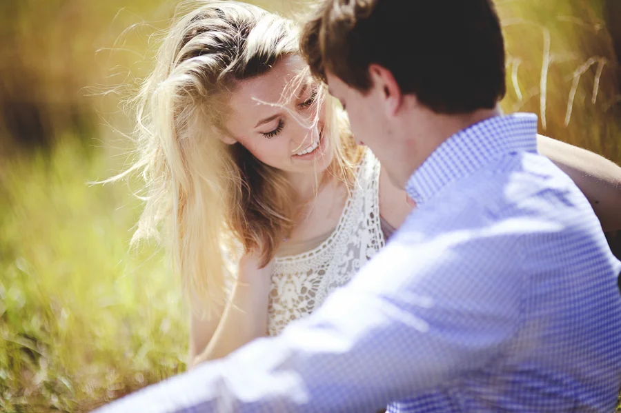 engagement pictures in a field