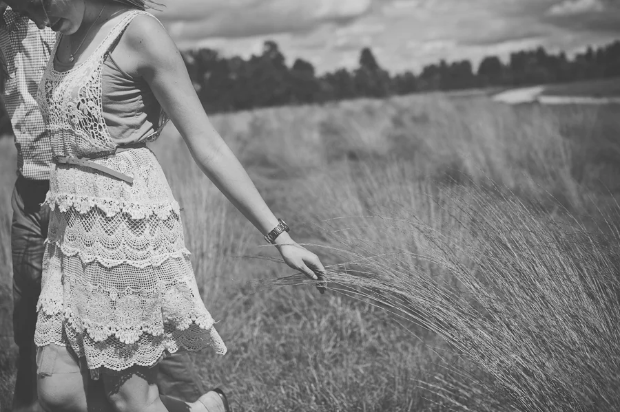 engagement pictures in a field