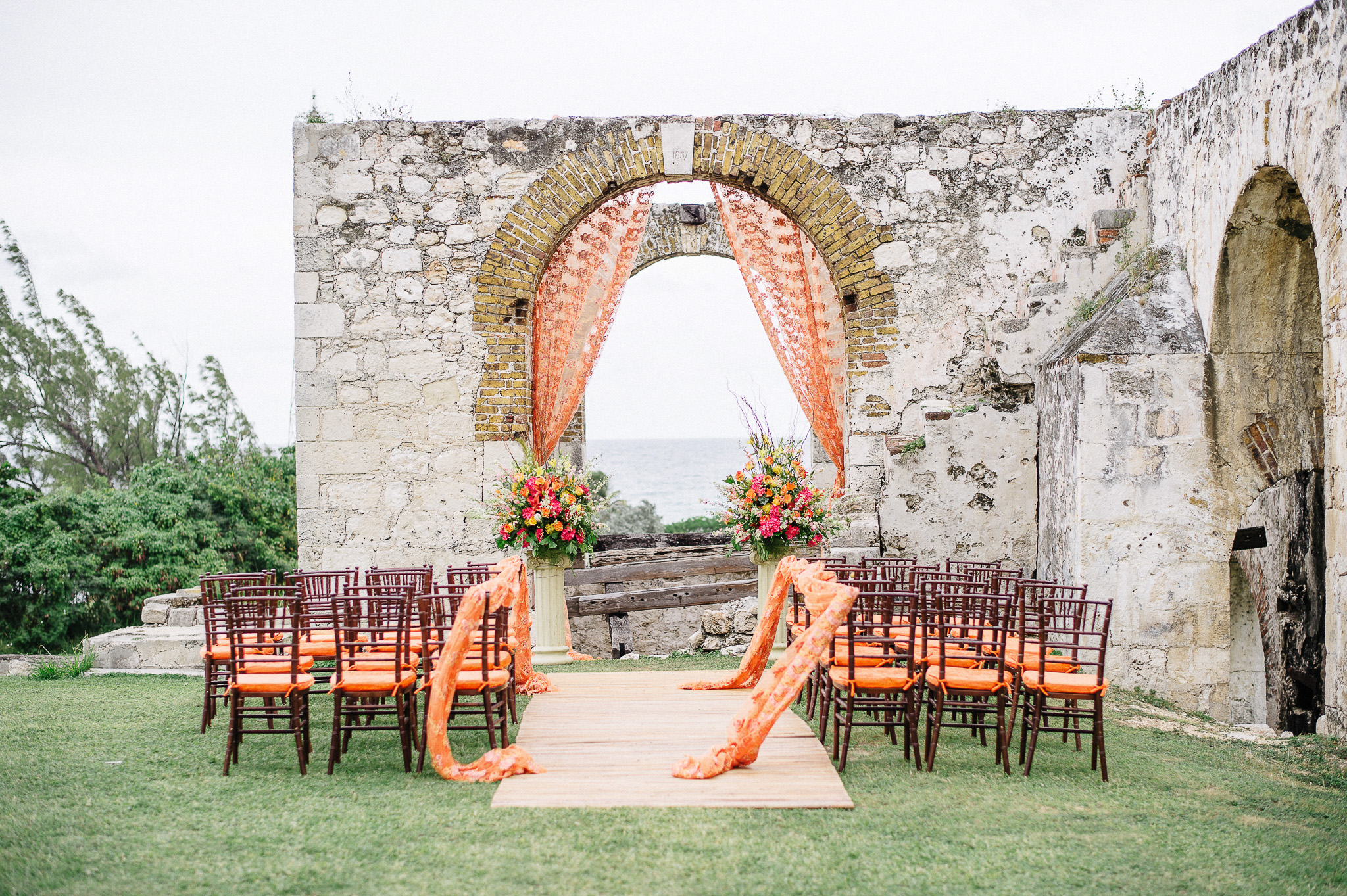 Jamaica destination wedding in aqueduct ruins 