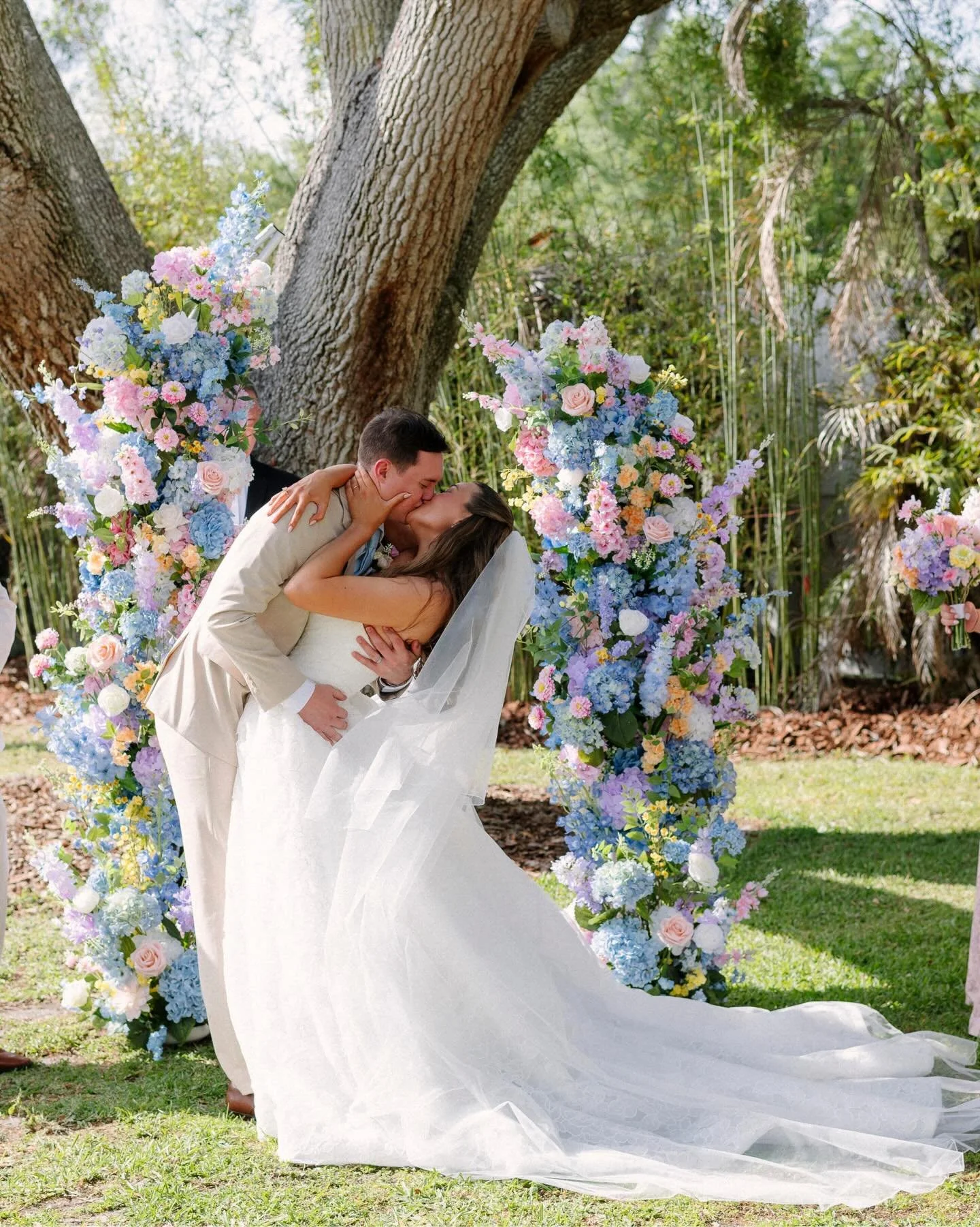Sunshine, good luck rain, garden vibes, happy tears, and a rocking dance floor!  @thepalmmansion showing off with @juliavivadouglass and Bradley and those &ldquo;just married&rdquo; smiles filled with perfect wedding day moments!

Thanks to @rootstos