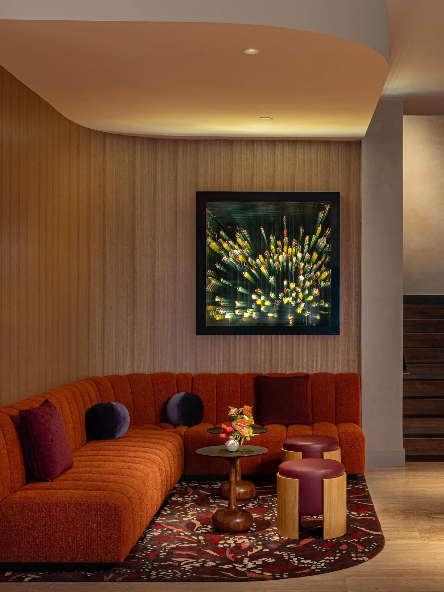 Here for all of the moody earth tones that define this cozy corner. 

📸: @michaelkleinbergphotography