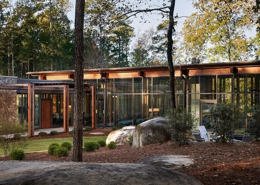Framed by the surrounding forest and granite boulders, the Gathering House at Lake Oconee uses heavy timber to define spaces that flow naturally into the landscape.

📸: @gareygomezphoto