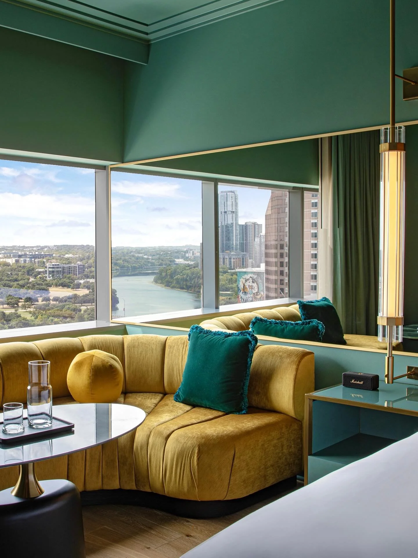 Taking notes from nature, the hues of this guestroom lend themselves to the river in the distance.

📸: @michaelkleinbergphotography