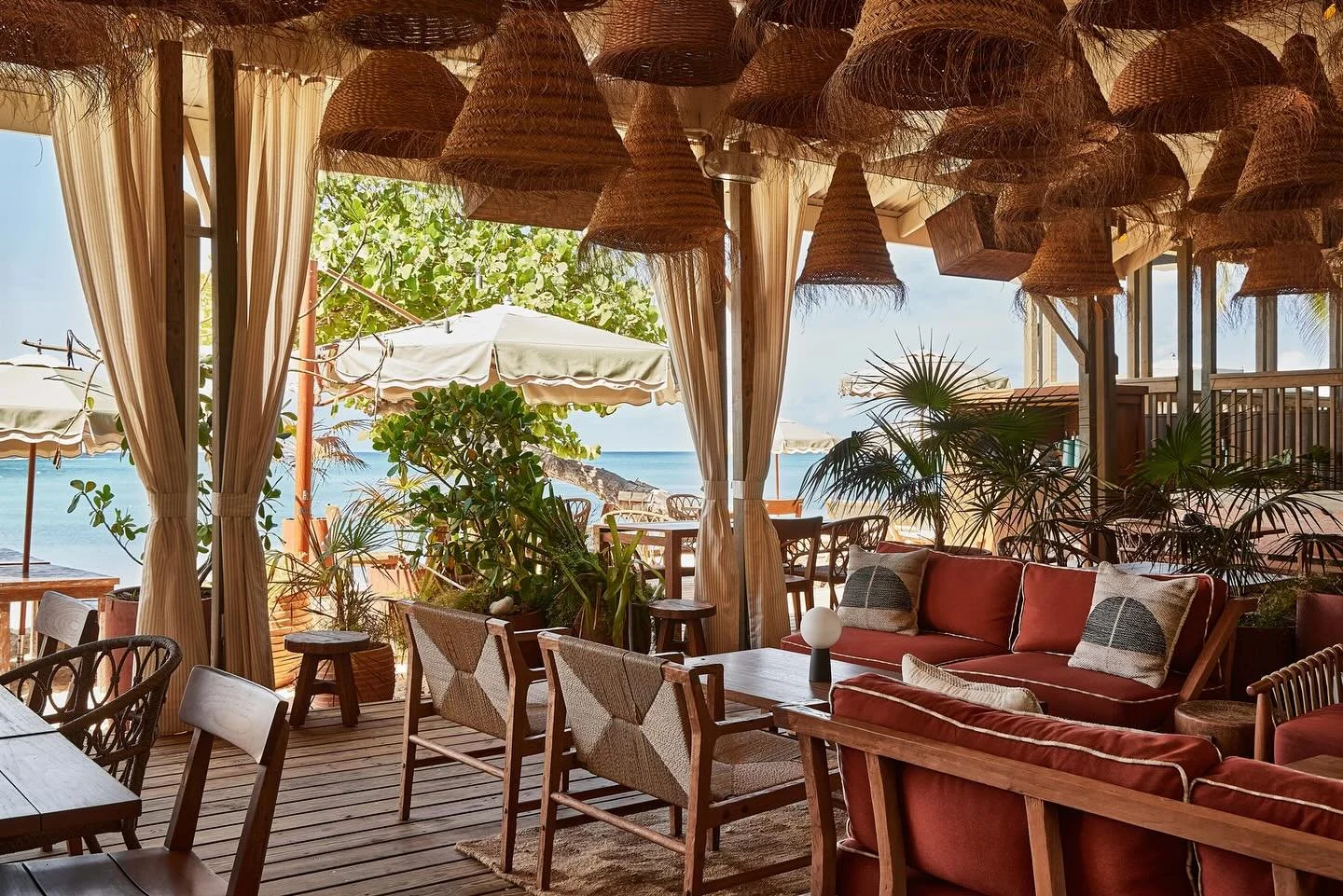 A little slice of paradise, Bonny Moon Beach Club is just steps away from Seven Mile Beach.

📸: @mkisiday