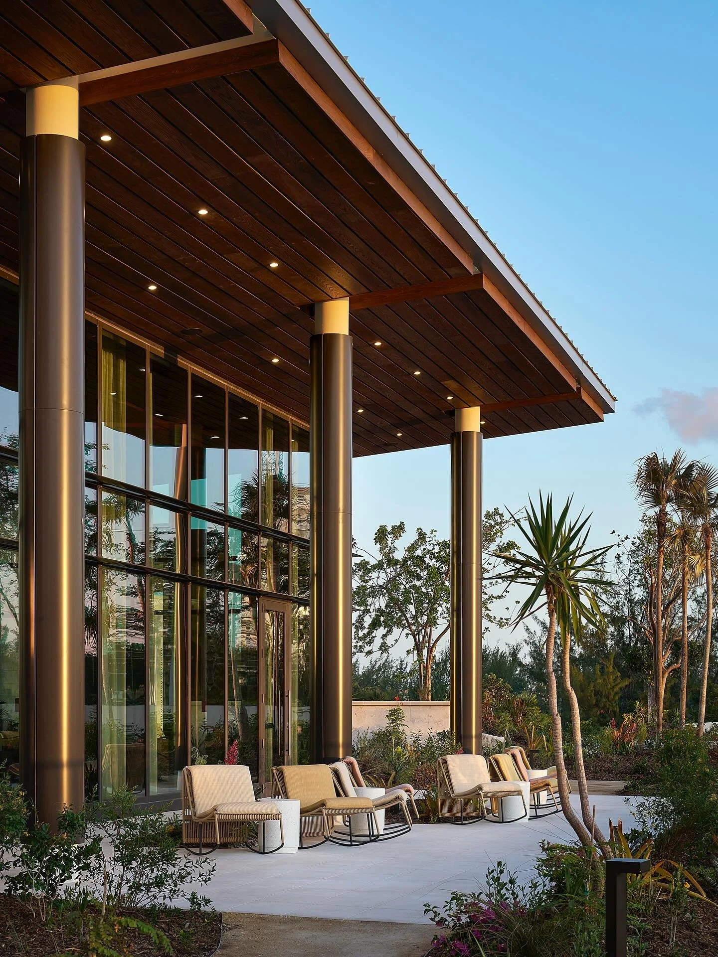 An inviting retreat where modern materials and island beauty come together.

📸: @gareygomezphoto