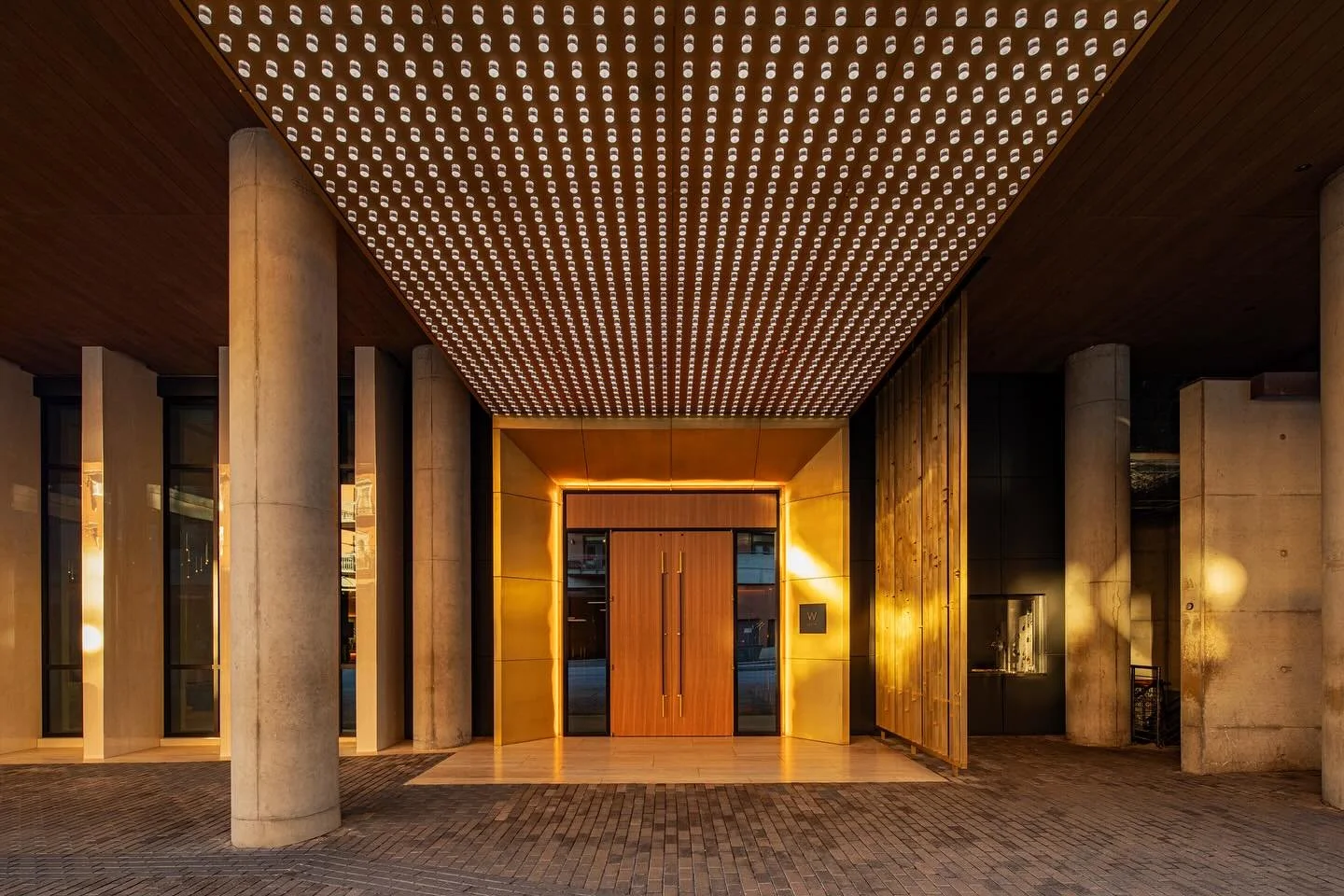 A grand arrival, thoughtfully illuminated.

📸: @michaelkleinbergphotography