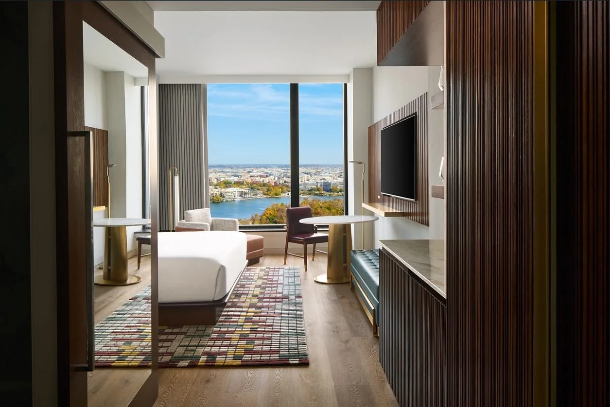 At Hilton Arlington Rosslyn the Key, guestrooms draw from the surrounding landscape- blending walnut, deep blues, and warm tones into a calm, elevated retreat.

📸: @gregpowers
