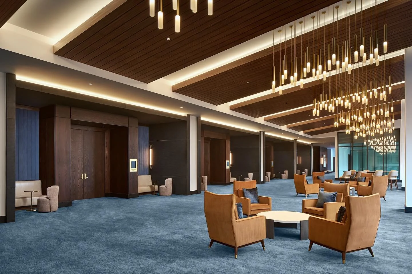 At Hilton Arlington, expansive views of the Potomac River and D.C. skyline meet a rich, layered material palette.

📸: @gregpowers