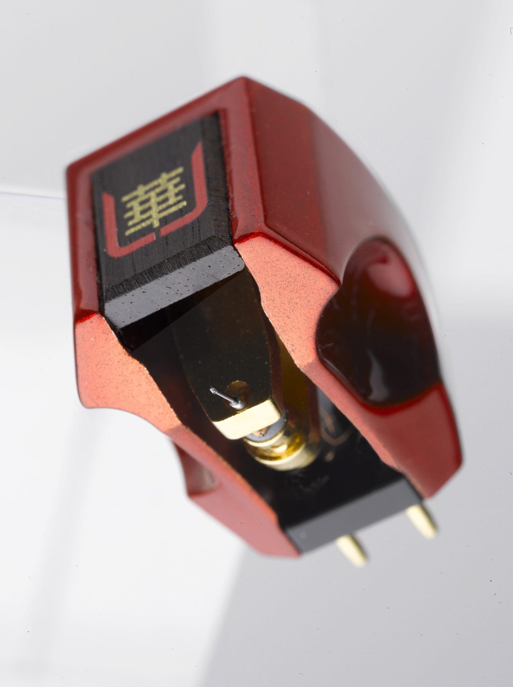 Hana_Umami_Red_Phono_Cartridge_06_Detail_Underside_BG.jpg