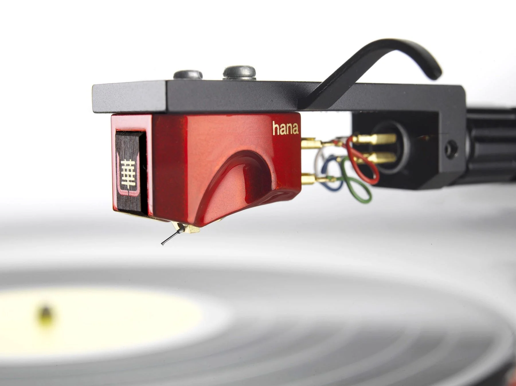 Hana_Umami_Red_Phono_Cartridge_05_Mounted_2 copy.jpg