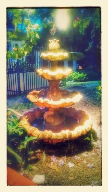 The fountain was on a timer. The owner came by and manually turned it on for us, a nice touch! Thanks to Google for the pic enhancement.