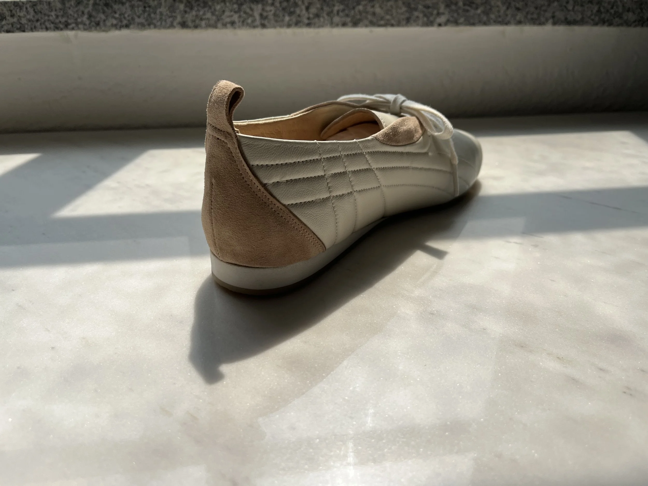  A perfect combination of nappa sheepskin &amp; suede. 