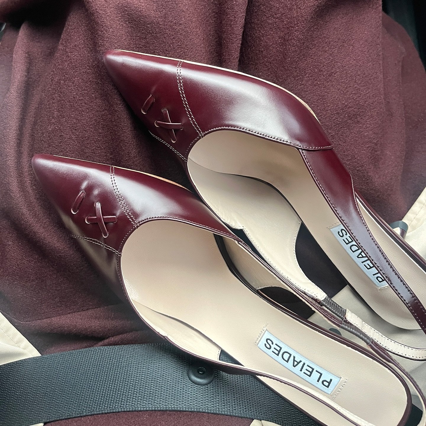 Yellow ginkgo leaves and deep shades of red wine🍷💛, the autumn weekends.

#PLEIADES #PleiadesShoes #designershoes #BLAIRslingbacks #slingbackshoes #wineshoes #dailyshoes #shoesaddict #craftsmanship #플레이아데스 #플레이아데스슈즈