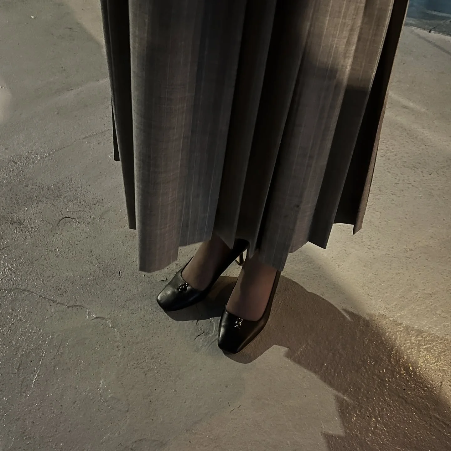 JULL pumps, simplicity complemented with our signaturr 'Dorae' hardware🤍

Available in Black, Ivory, Wine and Camel variations.

#PLEIADES #PleiadesShoes #designershoes #craftsmanship #shoesaddict #dailyshoes #luxuryshoes #consciousluxury #플레이아데스 #플