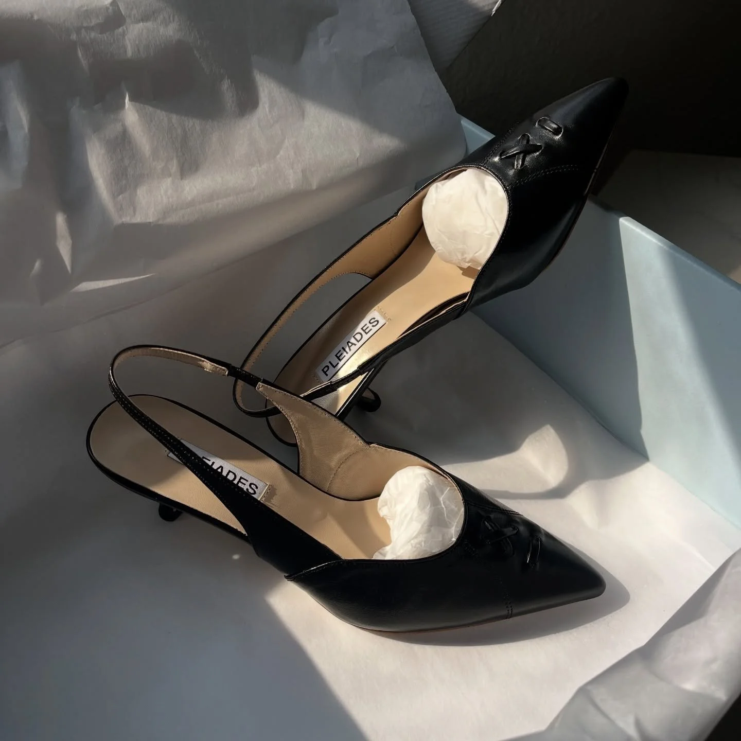 Boxing with Love🖤🩵✨
#BLAIRslingbacks

-
#PLEIADES #PleiadesShoes #designershoes #slingbacks