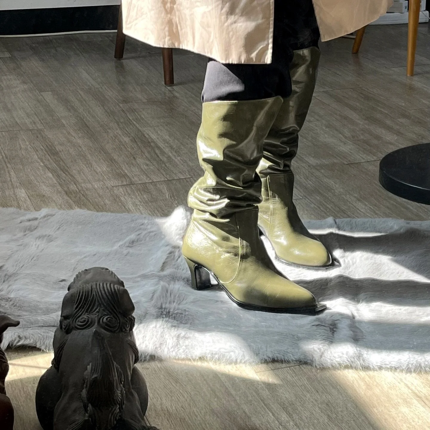 Meet CHARLOTTE🖤

The versatile knee-high boots with a unique shade of green cow hide are the must have items for your winter outfits.
Match them with your dresses, or tuck your pants in for a more slouchy effect✨

Shop now at pleiades-shoes.com (Wor