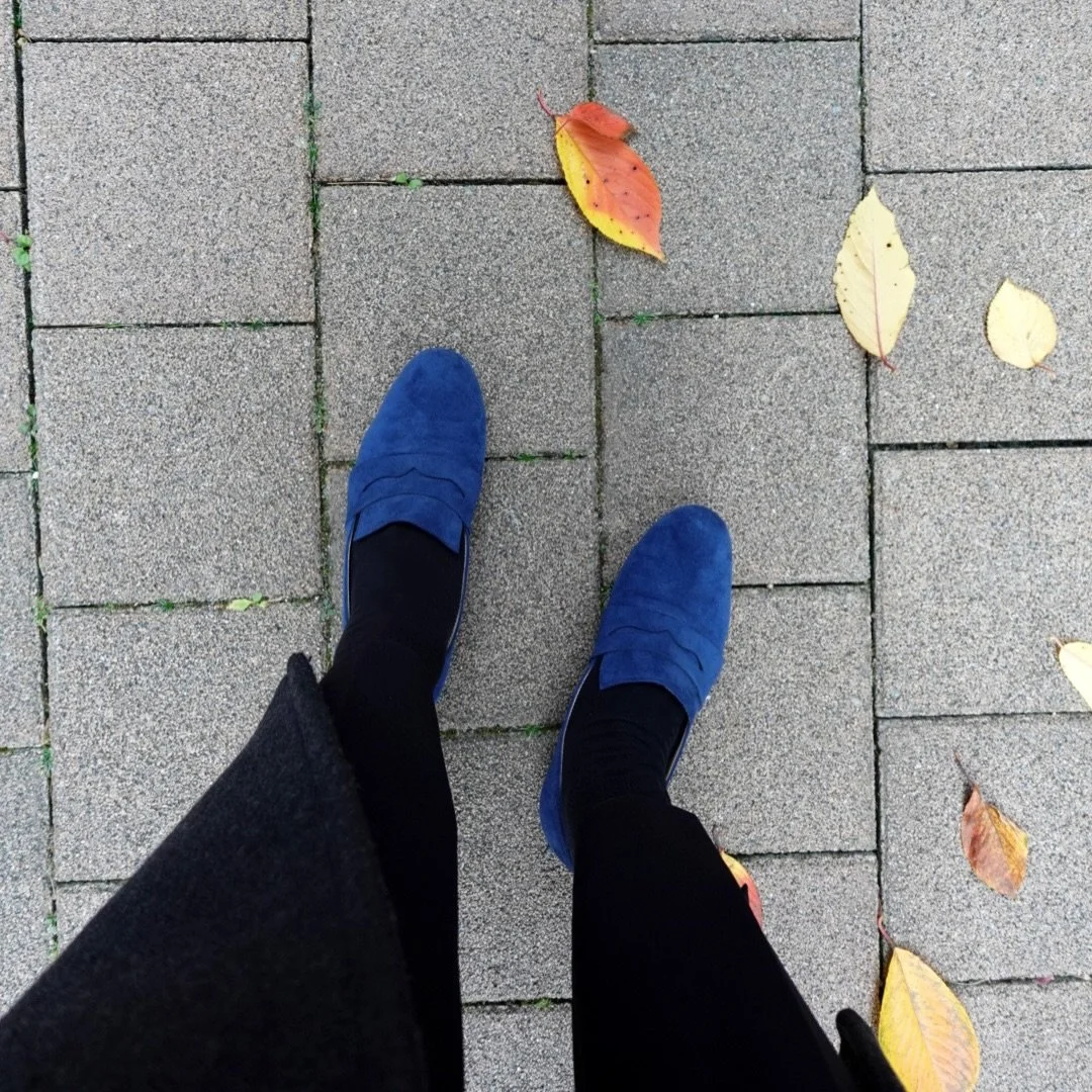Blue Suede Penny Loafers 💙🤎🍁🍂
#FLORENCEloafers
#PLEIADES
-
#PleiadesShoes #designershoes #pennyloafers #suedeshoes #craftsmanship #consciousluxury #authenticfashion #designerlabel #shoesaddict