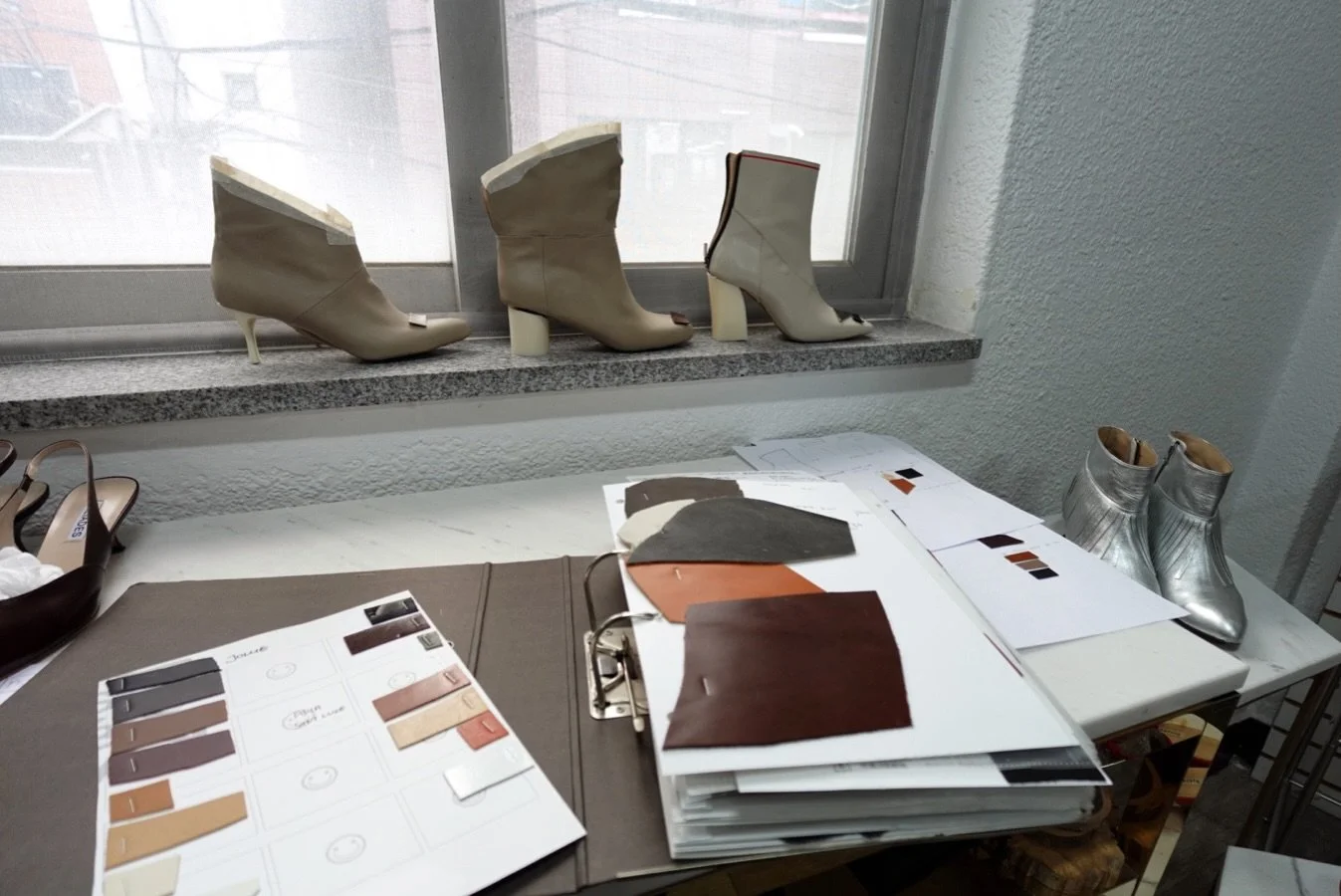 Summary of the week🛠️📐🖊️✂️✨

-
#PLEIADES #PleiadesShoes #designershoes #AW26 #craftsmanship #handcraftedfashion #authenticfashion #luxuryshoes #consciousluxury #shoesaddict #designerworkshop #플레이아데스 #플레이아데스슈즈