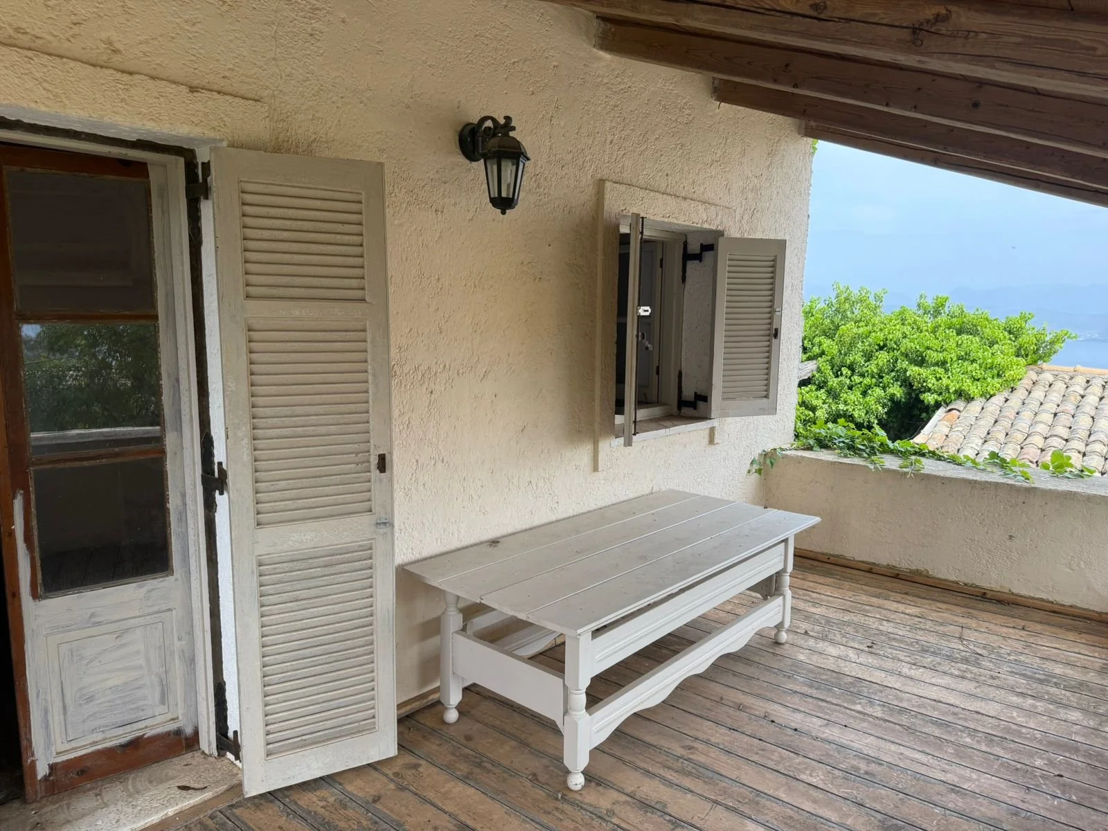 Upstairs balcony with sea view.jpeg