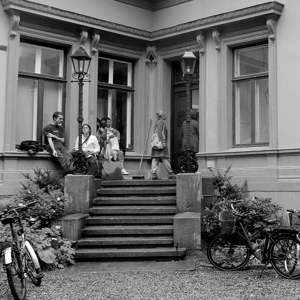 inngang_med_folk_BW.jpg