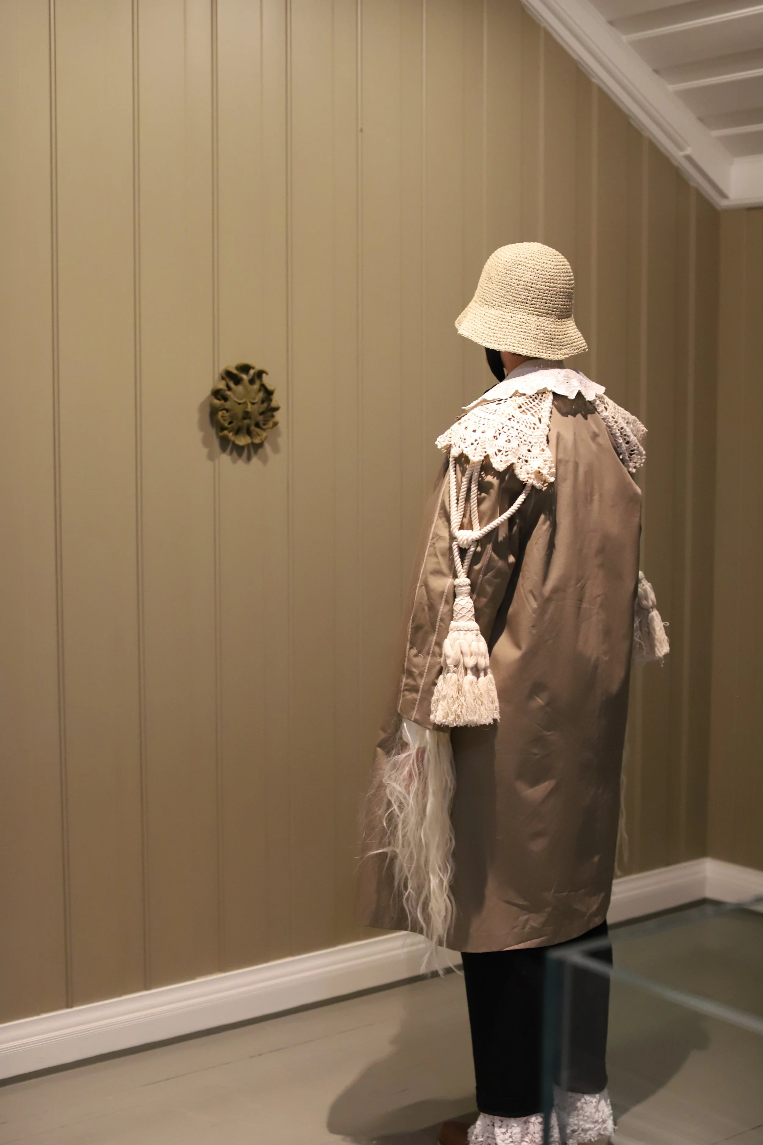 Performance og samtale i Amalie Vestergaard Olsens utstilling