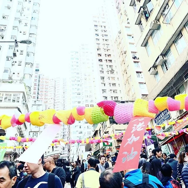 Festive upcycled styrofoam garland. Made from fruit styrofoam protectors from this wet market area. #saiyingpuncnymarket #socolourful #sofestive