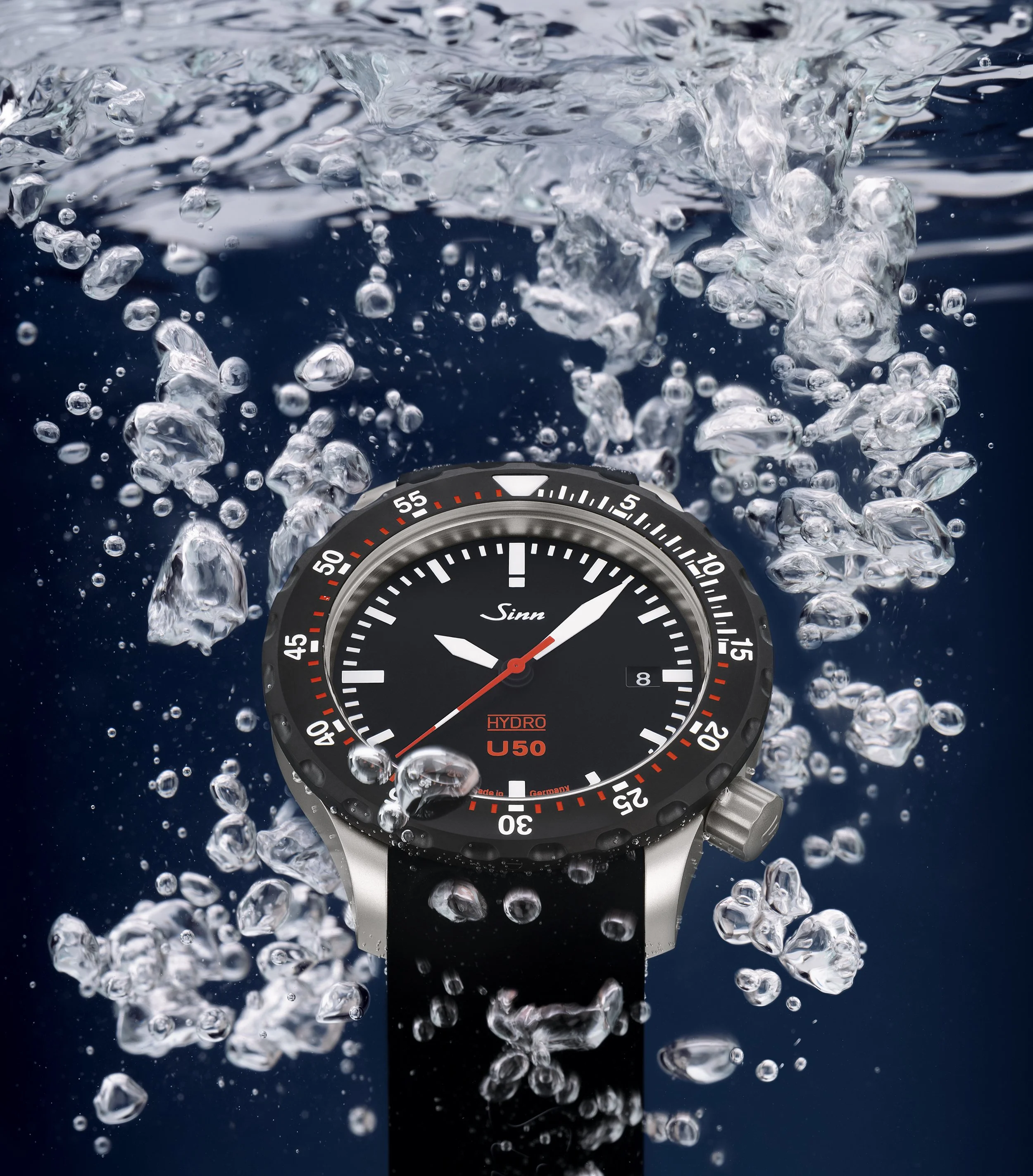 Aufnahme einer Taucheruhr unter Wasser im Fotostudio Achim Küstt in Frankfurt. Es wurde Wert gelegt auf eine natürliche Wirkung mit echten Luftblasen