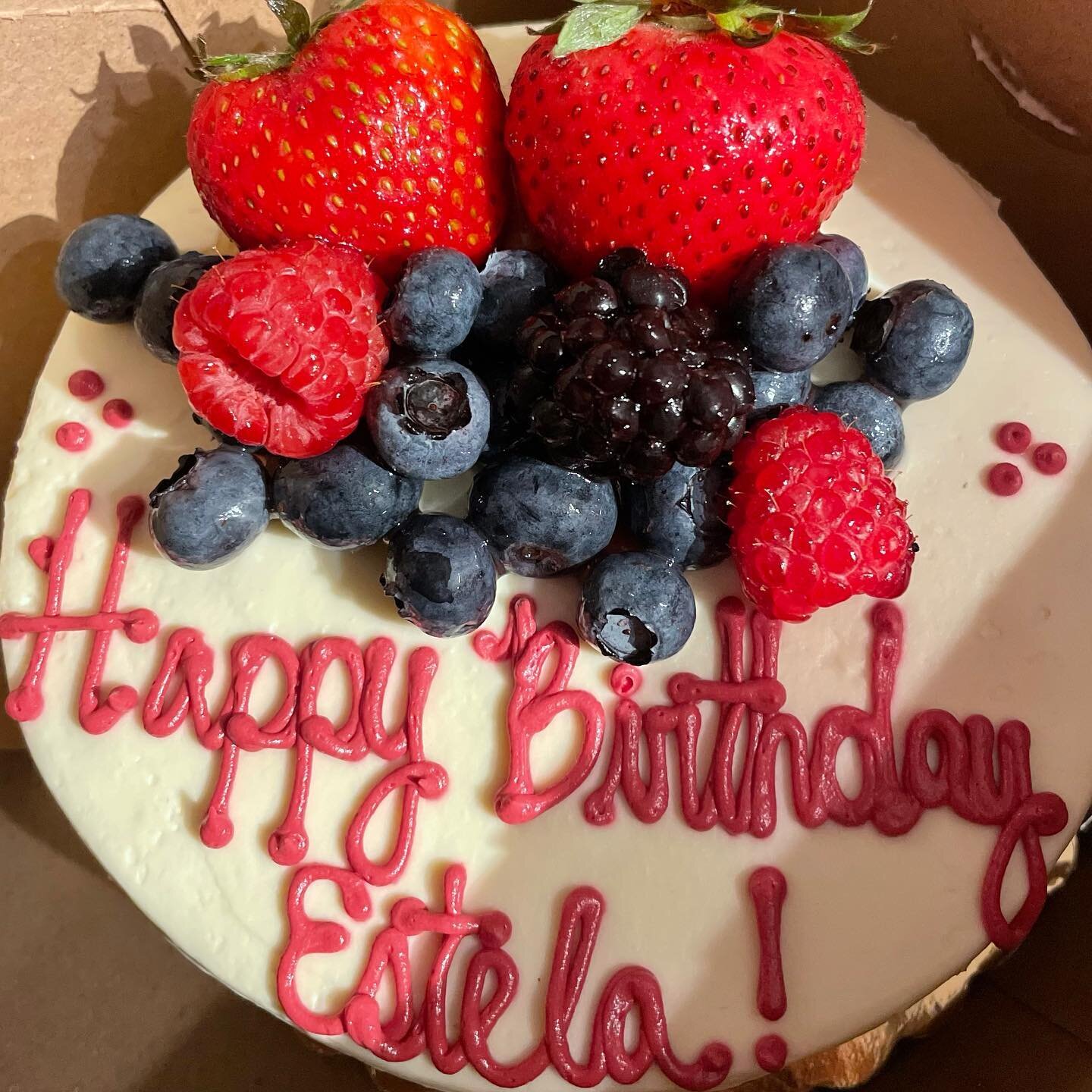 🎂 32 only happens once! Follow my special day in my stories! #birthday #32yearsold #chantillycake #berries #blackwidow