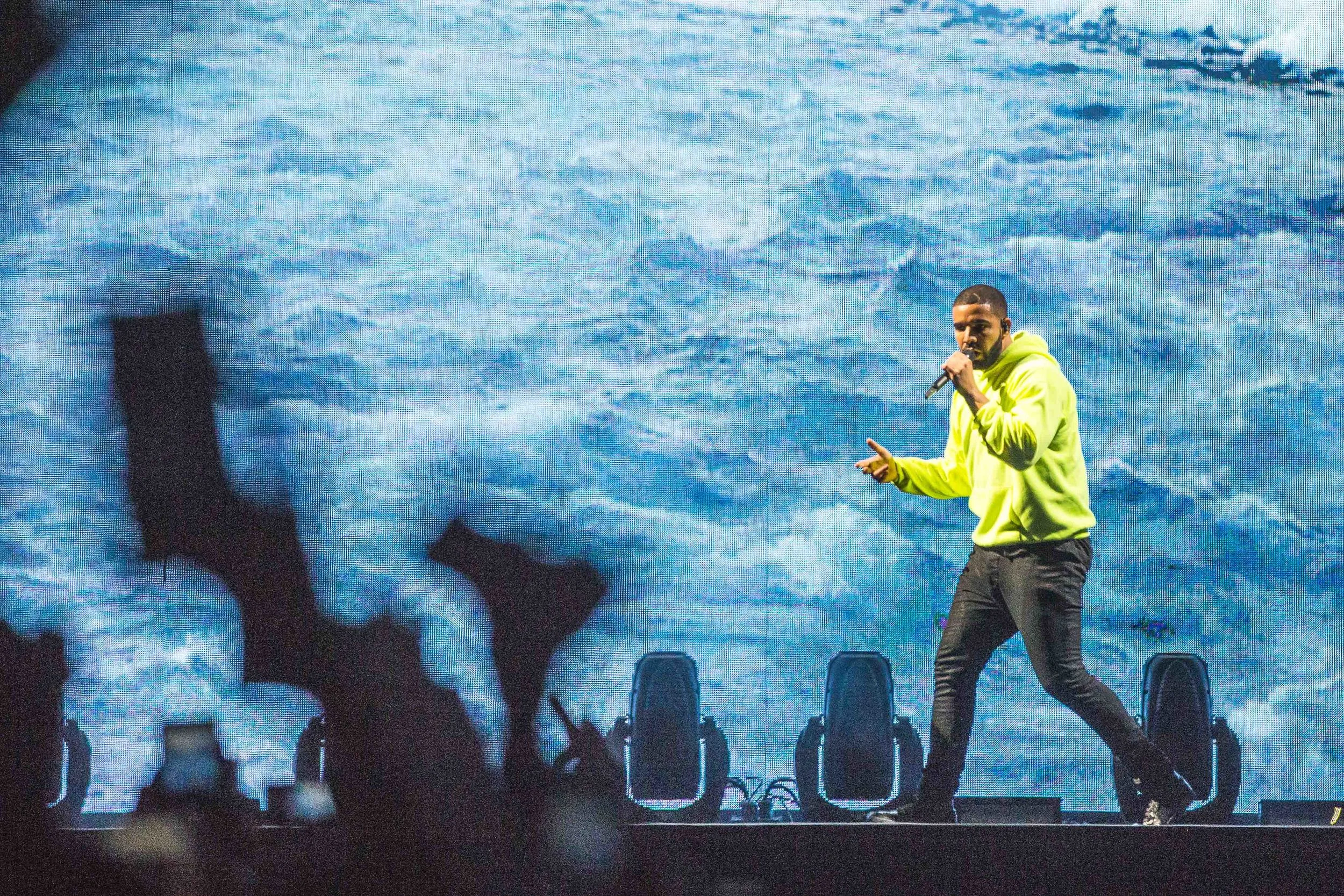 Drake-Governors-Ball-NYC-2015-by-Pip-Cowley-1506051-9.jpg