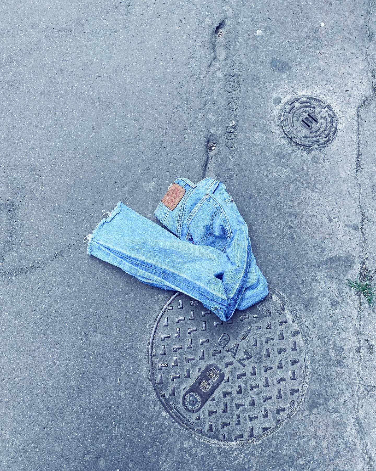 ! BLUE VERITY

I saw your transparency .
Dive me up to your verity .
Call me by your energy .

#bluejean #lostinthecity #whosepants #vintage #streetwear #levis501 #streetphotography #streetlife 

#beauty #lightness #simplicity