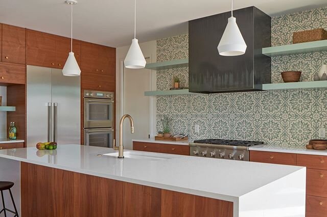South 4th Kitchen: inspired by the #tropicalmodernism of the #yucatan , the kitchen employs handmade tiles from #mexico and #mahogany cabinetry and a pop of color

DMA Team: @thehuntertipps @natalia_sanr and Davey

Built by @urbanatxdevelopment @mcmd
