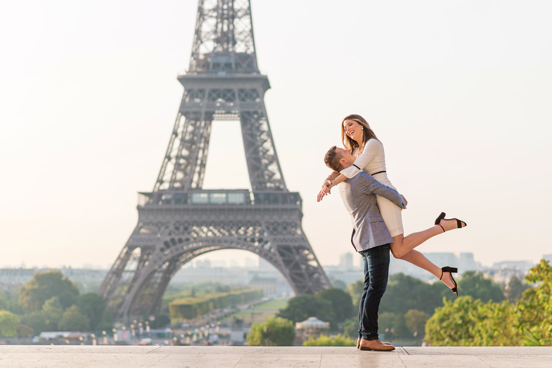 Paris photographer proposal engagement on your arms Eiffel tower.