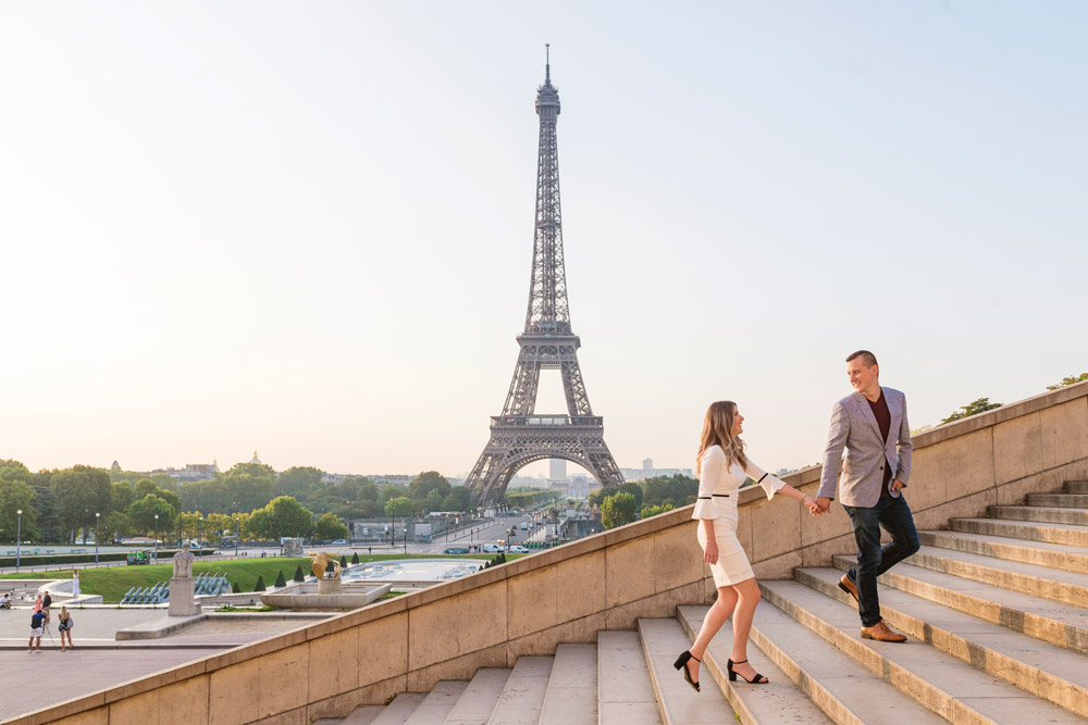 Paris photographer romantic photography with Eiffel tower Trocadero