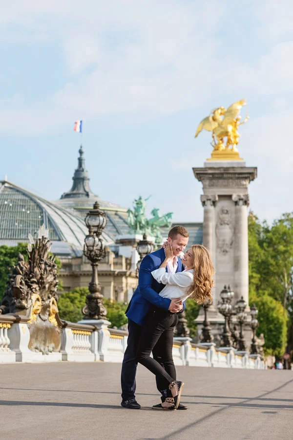 paris-photographer-christian-perona-professional-engagement-proposal-pre-wedding-portrait-Alexandre-III-bridge-pont-golden-statue-grand-palais-smiling.jpg