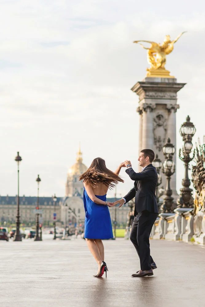 paris-photographer-christian-perona-professional-engagement-proposal-pre-wedding-portrait-seine-Alexandre-III-bridge-golden-statue-dancing-Les-Invalides.jpg