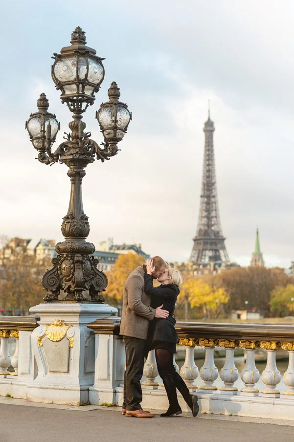 paris-photographer-christian-perona-professional-engagement-proposal-pre-wedding-portrait-Alexandre-III-bridge-pont-Eiffel-tower-kissing-Autumn.jpg