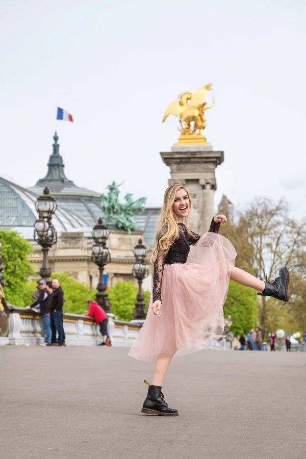 Paris-photographer-Christian-Perona-solo-photoshoot-pont-Alexander-Alexandre-III-bridge-pont-golden-statue-blonde-girl.jpg
