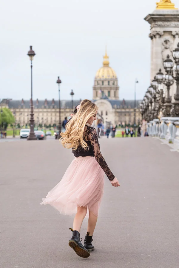 Paris-photographer-Christian-Perona-solo-photoshoot-pont-Alexander-Alexandre-III-bridge-pont-golden-statue-blonde-girl-2.jpg