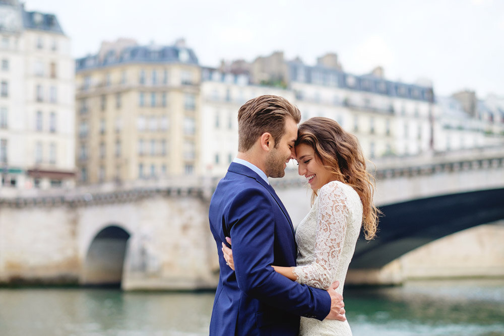Paris photographer proposal engagement pre-wedding Seine love