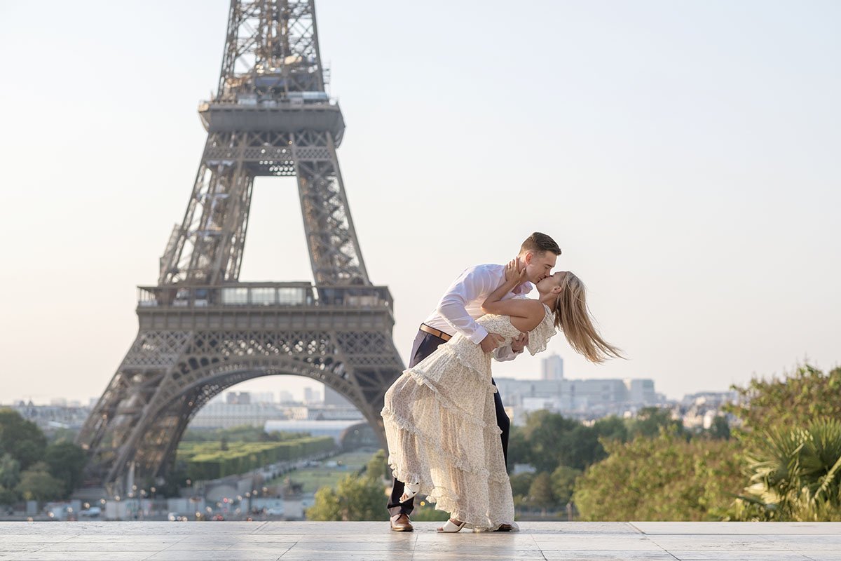 Paris-for-two-photographer-proposal-engagement-Trocadero-Eiffel-tower-deep-kiss.jpg