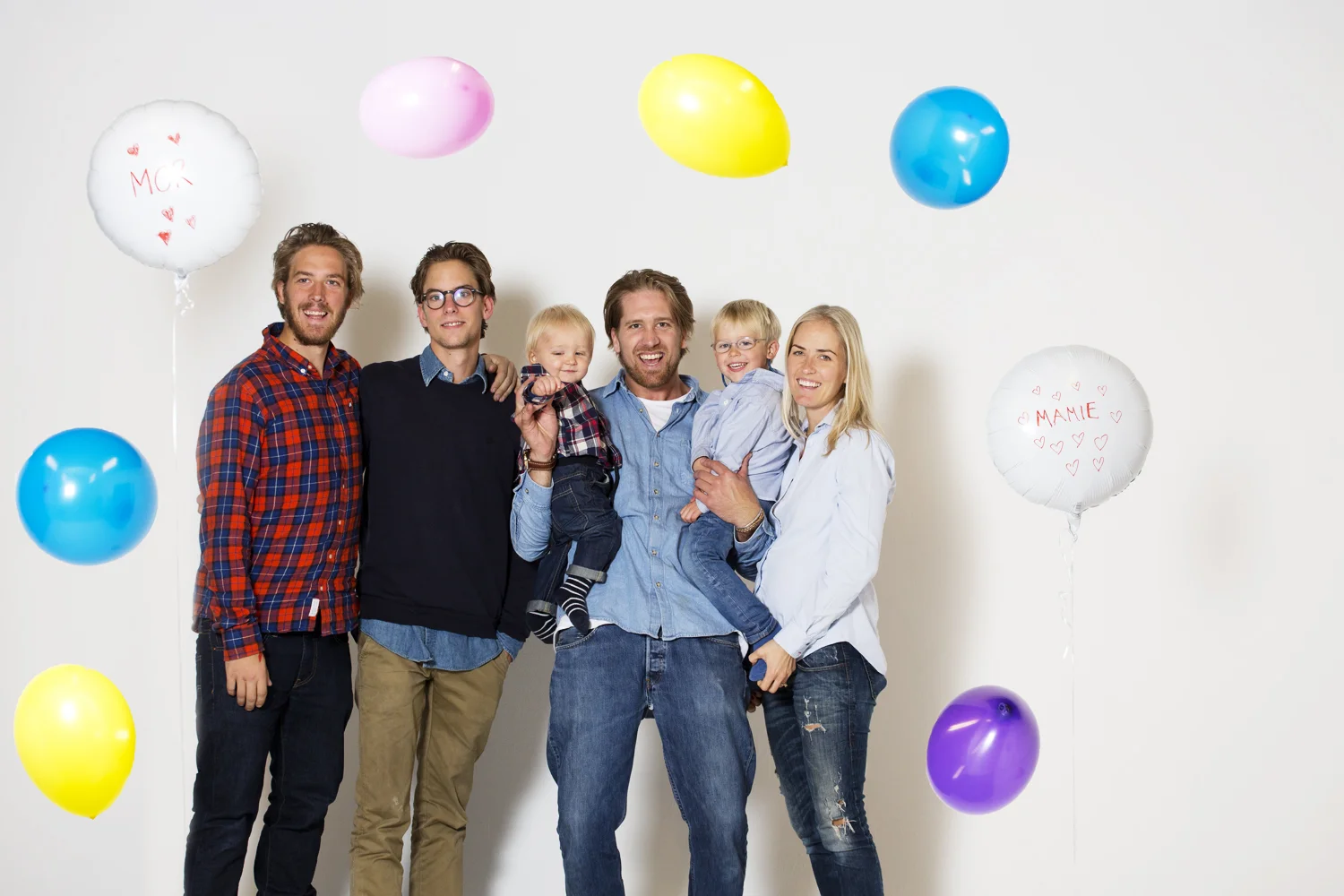 230915_fausko_oslo_postproduksjon_studio_bursdagsbilde_mor_familien.jpg
