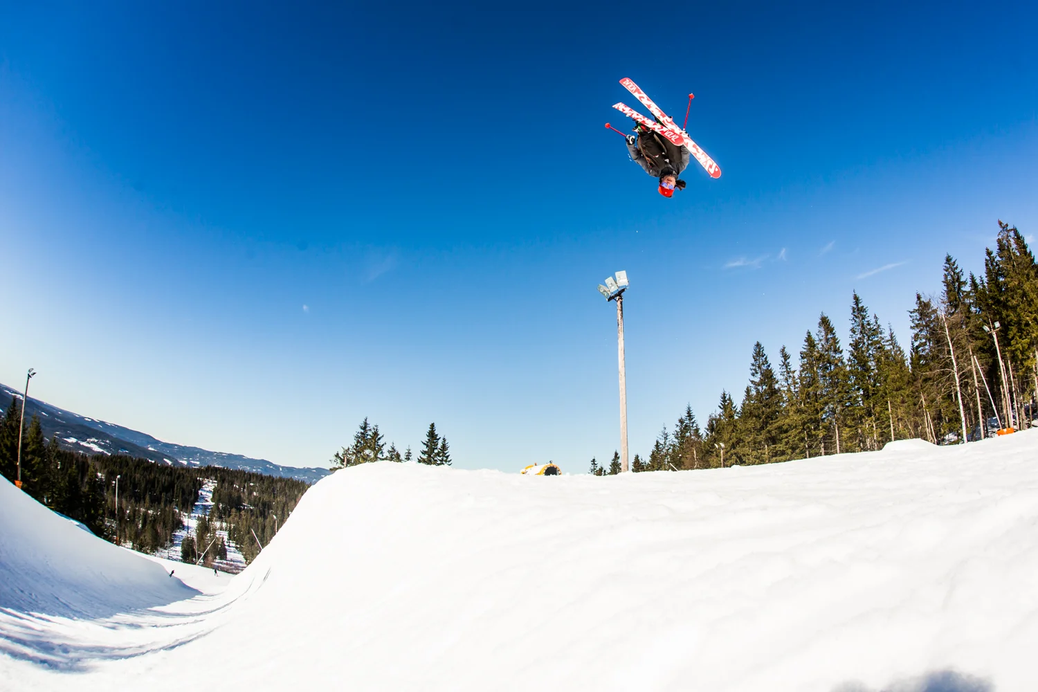 160316_fausko_oslo_tryvann_shred_johanberg_action_freeskiing.jpg