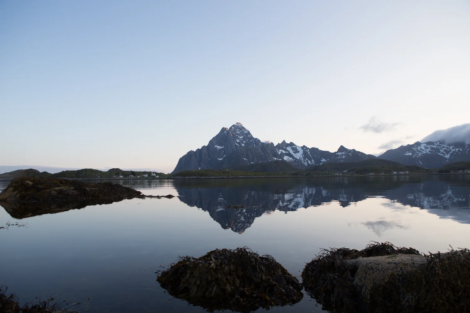 250516_fausko_lofotentravels_svolvær_svolværgeiten_sandvikencamping_landskap-15.jpg