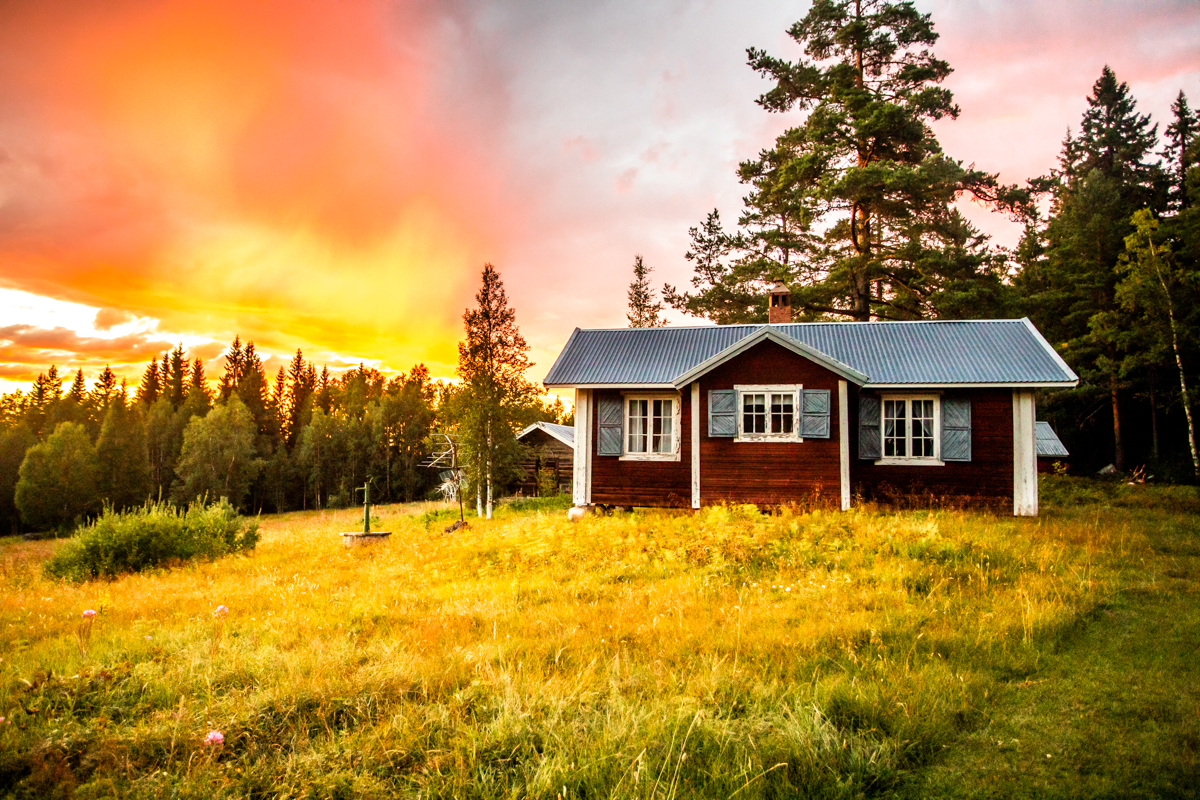 160718_fausko_sverige_malung_håberget_solnedgang_hytte_ildskyer_landskap_instacrop.jpg