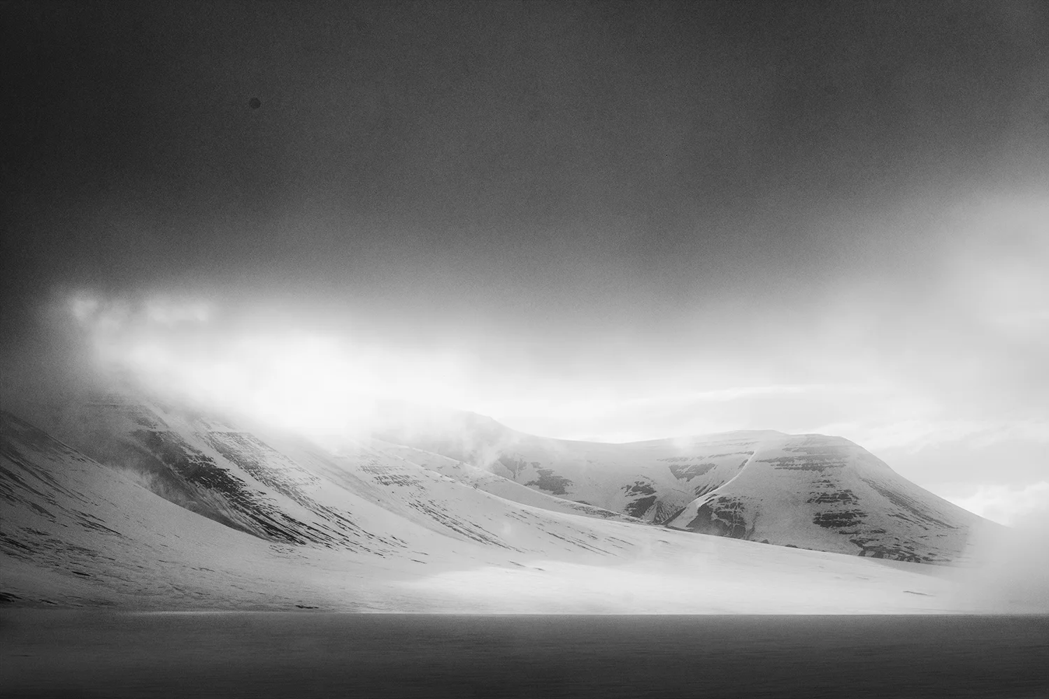 050518_fausko_svalbard_skutersafari_camp_fjell_landskap_svarthvitt_portfolio.jpg